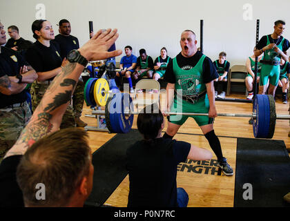 Freiwillige aus 1 Special Forces Group (Airborne) ein Special Olympics Athleten ermutigen während seiner deadlift Veranstaltung an der immergrünen Theater am Joint Base Lewis-McAkkord Während der Staat Washington Special Olympics Powerlifting Ereignis, Juni 2. Die Freiwilligen aus dem vierten Bataillon, 1 SFG (A) geholfen, das Ereignis und fungierte als Richter, Trainer und Mentoren. Stockfoto