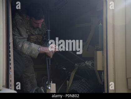 Spc. Matthäus Ruben, eine Beseitigung von Explosivstoffen Teammitglied mit 718Th Ordnance Company aus Baunholder, Deutschland, sammelt Ausrüstung für ein Training während der 2018 Ordnance Tiegel am Fort A.P. Hill, Virginia, 5. Juni 2018. EOD (Explosive Ordnance Disposal) Mannschaften sind auf beurteilt und die damit verbundenen Aufgaben zur Unified land Operationen zu EOD unterstützen zu beseitigen und/oder explosiven Bedrohungen zu reduzieren. Die Ordnance Tiegel ist so konzipiert, dass Teamwork Soldaten und ihre Fähigkeiten zum kritischen Denken zu prüfen, während Sie technische Lösungen für reale Probleme Verbesserung der Bereitschaft der f anwenden Stockfoto