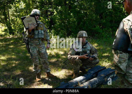 Staff Sgt. Edward Monczynski, eine Beseitigung von Explosivstoffen team leader mit dem 718Th Ordnance Company (EOD) ab Lager Humphreys, Korea, und sein Team Mitglied, SPC. Matthäus Ruben, arbeiten zusammen, um die Absturzstelle lane am Fort A.P. zu verhandeln. Hill, 6. Juni 2018. EOD-Teams sind für die Maßnahmen bewertet und die damit verbundenen Aufgaben zur Unified land Operationen zu EOD unterstützen zu beseitigen und/oder explosiven Bedrohungen zu reduzieren. Die Ordnance Tiegel ist so konzipiert, dass Teamwork Soldaten und ihre Fähigkeiten zum kritischen Denken zu testen, wie Sie gelten technische Lösungen für reale Probleme Verbesserung der Bereitschaft der für Stockfoto