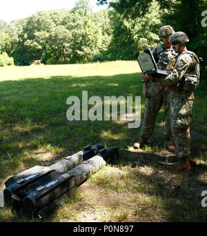 (Von links) Staff Sgt. Edward Monczynski, eine Beseitigung von Explosivstoffen team leader mit dem 718Th Ordnance Company (EOD) ab Lager Humphreys, Korea, und sein Team Mitglied, SPC. Matthäus Ruben, arbeiten zusammen, um die Absturzstelle lane am Fort A.P. zu verhandeln. Hill, 6. Juni 2018. EOD-Teams sind für die Maßnahmen bewertet und die damit verbundenen Aufgaben zur Unified land Operationen zu EOD unterstützen zu beseitigen und/oder explosiven Bedrohungen zu reduzieren. Die Ordnance Tiegel ist so konzipiert, dass Teamwork Soldaten und ihre Fähigkeiten zum kritischen Denken zu prüfen, während Sie technische Lösungen für reale Probleme Verbesserung readines anwenden Stockfoto