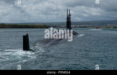 180606-N-LY 160-0053 Pearl Harbor, Hawaii (6. Juni 2018) Matrosen an Bord der Los Angeles-Klasse schnell-Angriffs-U-Boot USS Columbia (SSN771) vorbereiten am historischen u-boot Piers am Joint Base Pearl Harbor-Hickam nach einer sechsmonatigen westlichen Pazifik, um die Bereitstellung zu Moor, Juni 6. (U.S. Marine Foto von Mass Communication Specialist 2. Klasse Michael H. Lee/Freigegeben) Stockfoto