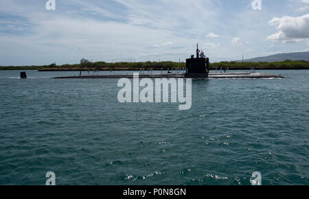 180606-N-LY 160-0051 Pearl Harbor, Hawaii (6. Juni 2018) Matrosen an Bord der Los Angeles-Klasse schnell-Angriffs-U-Boot USS Columbia (SSN771) vorbereiten am historischen u-boot Piers am Joint Base Pearl Harbor-Hickam nach einer sechsmonatigen westlichen Pazifik, um die Bereitstellung zu Moor, Juni 6. (U.S. Marine Foto von Mass Communication Specialist 2. Klasse Michael H. Lee/Freigegeben) Stockfoto