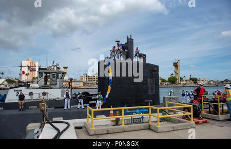 180606-N-LY 160-0079 JOINT BASE Pearl Harbor - HICKAM, Hawaii (6. Juni 2018) Matrosen an Bord der Los Angeles-Klasse schnell-Angriffs-U-Boot USS Columbia (SSN771) vorbereiten am historischen u-boot Piers am Joint Base Pearl Harbor-Hickam nach einer sechsmonatigen westlichen Pazifik, um die Bereitstellung zu Moor, Juni 6. (U.S. Marine Foto von Mass Communication Specialist 2. Klasse Michael H. Lee/Freigegeben) Stockfoto