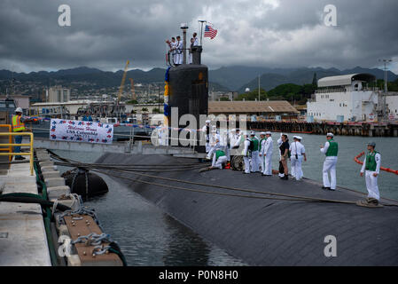 180606-N-LY 160-0098 JOINT BASE Pearl Harbor - HICKAM, Hawaii (6. Juni 2018) Matrosen an Bord der Los Angeles-Klasse schnell-Angriffs-U-Boot USS Columbia (SSN771) vorbereiten am historischen u-boot Piers am Joint Base Pearl Harbor-Hickam nach einer sechsmonatigen westlichen Pazifik, um die Bereitstellung zu Moor, Juni 6. (U.S. Marine Foto von Mass Communication Specialist 2. Klasse Michael H. Lee/Freigegeben) Stockfoto