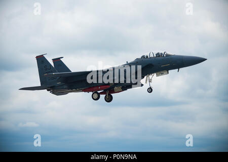 Eine F-15 Eagle von Seymour Johnson Air Force Base, N.C. fliegt über dem Flugplatz am Niagara Falls Luft finden Station, NEW YORK, 6. Juni 2018. Die Ankunft des Flugzeugs aus den USA und Kanada Einleitung Die 2018 Donner des Niagara Air Show, für 09. Juni geplant und 10 th. (U.S. Air Force Foto von Tech. Sgt. Steph Sawyer) Stockfoto