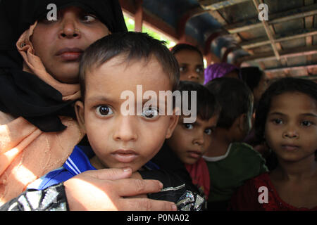 Bangladesch: Rohingya Flüchtlingen, die militärische Operation in Myanmars Rakhine, Bangladesch Gebiet Tierheim in Teknaf, Cox's Bazar, Bangladesch zu nehmen. Über eine halbe Million Rohingya Flüchtlinge aus Myanmar Rakhine, Kreuze in Bangladesch seit dem 25. August 2017 nach Angaben der Vereinten Nationen. Der Myanmar militärische Kampagne gegen die Rohingyas begann nach dem Angriff auf mehrere Polizei Beiträge in Rakhine. © REHMAN Asad/Alamy Stock Foto Stockfoto