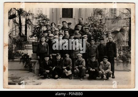 Der TSCHECHOSLOWAKISCHEN SOZIALISTISCHEN REPUBLIK, ca. 1950: Vintage Foto zeigt die Jungen der Klasse auf Klassenfahrt, circa 1950. Stockfoto