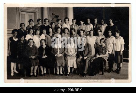 HODONIN, der Tschechoslowakischen Republik, ca. 1927: Vintage Foto zeigt eine Gruppe von Mädchen (Mitschüler) in der Schule Flur, ca. 1927. Stockfoto