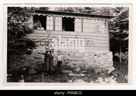 HODONIN, der Tschechoslowakischen Republik, ca. 1941: Vintage Foto zeigt die kleinen Kinder mit ihren Großvater, ca. 1941. Stockfoto