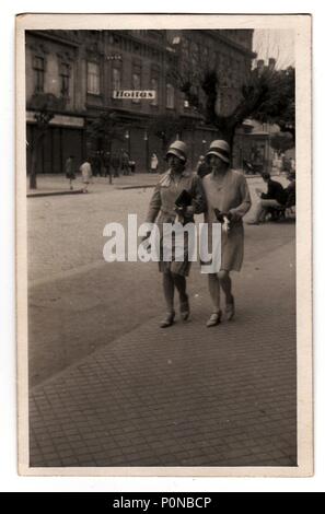 Die tschechoslowakische Republik, ca. 1930er Jahre: Ein vintage Foto zeigt junge Frauen bei einem Spaziergang in die Stadt, ca. 1930er-Jahre. Stockfoto