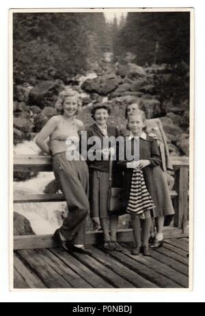 Der TSCHECHOSLOWAKISCHEN SOZIALISTISCHEN REPUBLIK, ca. 1950: Ein vintage Foto zeigt Menschen auf Ferien, circa 1950. Stockfoto