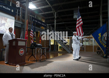 U.S. Navy Segler mit 1 zahnmedizinische Bataillon/Naval Dental Center präsentieren die Farben bei der Schlacht um Midway Zeremonie in Camp Pendleton, Kalifornien, USA, 7. Juni 2018. Marinesoldaten und Matrosen zusammen der 76. Jahrestag der Weltkrieg II Schlacht um Midway zu gedenken. Im Jahr 1942, von Juni 3-7 besiegte die US-Marine die Japaner in einen Angriff gegen das Midway Atoll. Stockfoto