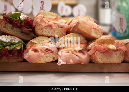 Verschiedene Sandwiches in eine Bar Stockfoto