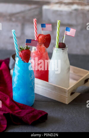 Alkoholische Getränke für Erwachsene mit Limonade, Limonade, Wodka und Erdbeere, auch Blue Curacao und gefrorene Limonade Stockfoto