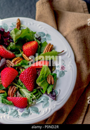 Schöne Erdbeere und Pecan Salat, eine gute Wahl für Mittag- oder Abendessen Stockfoto