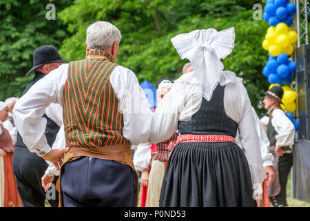 Nicht erkennbare tanzen die Menschen schwedische Volkstanz während des Nationalen Tag Feier im Olai Park von Norrköping. Stockfoto