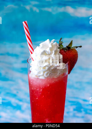 Lecker frozen Strawberry Daiquiri mit Schlagsahne und eine Erdbeere Stockfoto