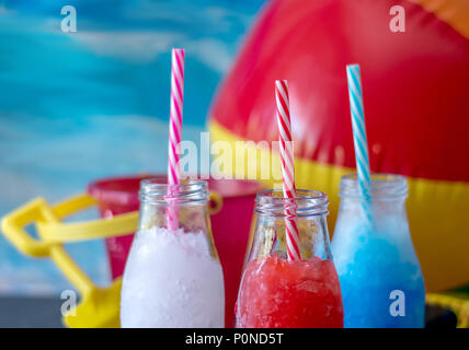 Gefrorene rote weiße und blaue Slushes für die Kinder wird ein Hit am 4. Juli Sommerfest. Stockfoto