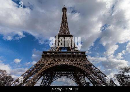 Weitwinkelaufnahme der Eiffelturm mit dramatischen bewölkt blauer Himmel im Hintergrund. Stockfoto