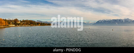 Blick auf den Genfer See und die Schweizer Alpen von Waterfront in Lausanne, Schweiz Stockfoto