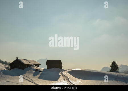 Alte Holzhütten in den Schweizer Alpen Stockfoto