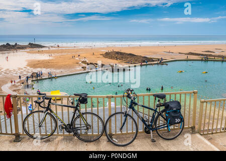 An einem sonnigen Tag, Menschen genießen Sie die neu restaurierten open air seapool an der Küste von Bude in North Cornwall. Stockfoto