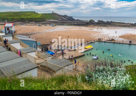 An einem sonnigen Tag, Menschen genießen Sie die neu restaurierten open air seapool an der Küste von Bude in North Cornwall. Stockfoto