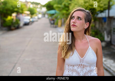 Junge schöne Hispanic touristische Frau in den Straßen im Außenbereich Stockfoto