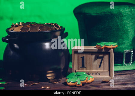 Kalender, Cookies in Form von Shamrock, grüne irische Hut und Topf mit goldenen Münzen, st patricks day Konzept Stockfoto