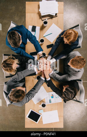Ansicht von oben der Business Partner am Tisch im Büro, Geschäftsleute Teamarbeit Zusammenarbeit Bezug Konzept Stockfoto