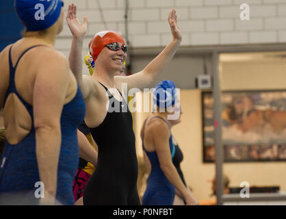 Team Marine Corps Mitglied Lance Cpl. Kira Lavine Wellen zu der Volksmenge vor ihrem 50-Meter-Freistil Wettbewerb auf der DoD Krieger spiele Schwimmen, 8. Juni 2018. Der Krieger Spiele, statt Juni 1-9, bei der US Air Force Academy in Colorado, sind ein paralympic - style Wettbewerb für die Verwundeten und verletzten Service Mitglieder aus allen US-amerikanischen Filialen der Service und sind in diesem Jahr Mannschaften aus dem Vereinigten Königreich Streitkräfte, die Australian Defence Force und der kanadischen Streitkräfte. (DoD Foto von Master Sgt. Stephen D. Schester) Stockfoto