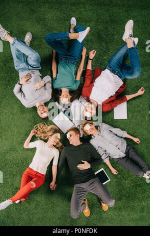 Blick von oben auf die lächelnde Geschäftsleute spielen Spiel "Wer bin ich? Stockfoto