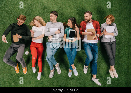 Blick von oben auf die Festlegung der Geschäftsmann unter selfie mit Partnern Stockfoto