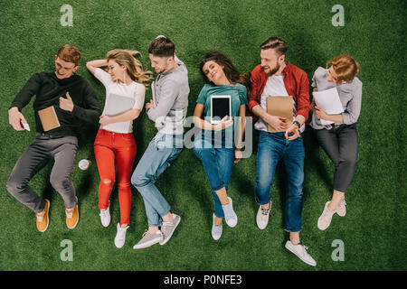 Blick von oben auf die junge Unternehmer unter selfie mit Festlegung der Partner Stockfoto