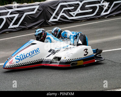 Nummer 3, John Holden/Lee Kain, Seitenwagen - Fahrer und Beifahrer, Isle of Man TT 2018. Tourist Trophy Straße Rennen, Mountain Course Stockfoto