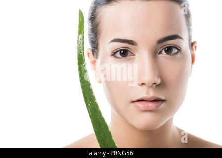 Schöne Mädchen, dass Aloe Vera Blatt in der Nähe von Gesicht isoliert auf weißem Stockfoto