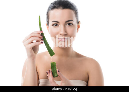 Schöne Mädchen, dass Aloe Vera Blatt mit Saft isoliert auf weißem Stockfoto