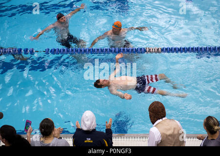 Team "SOCOM"-Veteran Kapitän James Howard konkurriert im 2018 DoD Krieger spiele Schwimmen Wettbewerb von Anhängern und Wettbewerber im Rennen in der Air Force Academy in Colorado Springs, Colo. Juni 8, 2018 umgeben. (DoD Foto von EJ Hersom) Stockfoto