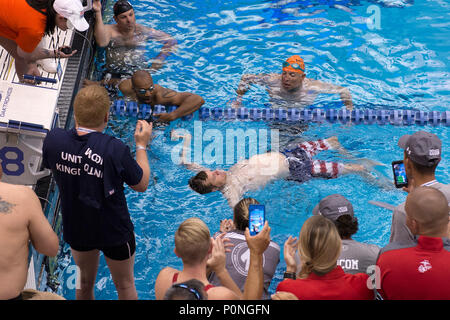 Team "SOCOM"-Veteran Kapitän James Howard endet ein Rennen in der 2018 DoD Krieger spiele Schwimmen Wettbewerb von Anhängern und Wettbewerber im Rennen in der Air Force Academy in Colorado Springs, Colo. Juni 8, 2018 umgeben. (DoD Foto von EJ Hersom) Stockfoto