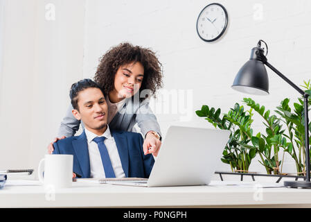 Afrikanische amerikanische Frau etwas angezeigt auf dem Laptop Bildschirm ihr männlicher Kollege Stockfoto