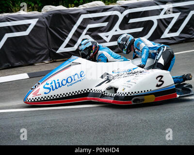 Nummer 3, John Holden/Lee Kain, Seitenwagen - Fahrer und Beifahrer, Isle of Man TT 2018. Tourist Trophy Straße Rennen, Mountain Course Stockfoto