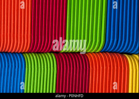 In der Nähe der bunten Schaum Handwerk Sticks erstellen Zusammenfassung Hintergrund Muster. Stockfoto