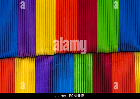 In der Nähe der bunten Schaum Handwerk Sticks erstellen Zusammenfassung Hintergrund Muster. Stockfoto