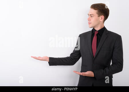 Junge gut aussehender Geschäftsmann, tragen, Klage gegen den weißen Hintergrund Stockfoto