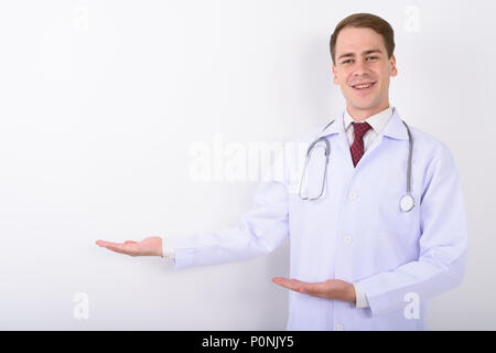 Jungen gutaussehenden Mann Arzt vor weißem Hintergrund Stockfoto