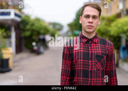 Jungen gutaussehenden Mann tragen rot kariertem Hemd in den Straßen ou Stockfoto