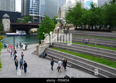 Die Sitzecke Terrasse auf dem Chicago River führenden von der oberen Wacker Drive, das Vietnam Memorial Plaza am Riverwalk. Stockfoto