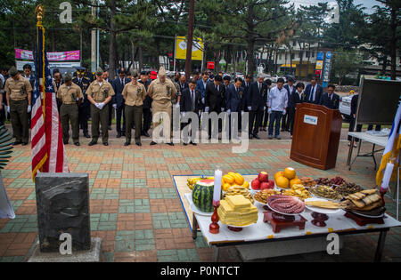 Gäste nehmen ein Moment der Stille während einer Gedenkveranstaltung in Pohang Stadt Battle Monument und 1. Marine Flugzeugflügel Denkmal in Pohang, Südkorea, 6. Juni 2018 zu beten und zu trauern. Um 10 Uhr, eine Sirene über Südkorea Klang für ihre Bürger zu verkünden, sich einen Moment Zeit zu nehmen, um ihre gefallenen Service Mitglieder zu ehren. (U.S. Marine Corps Foto von Cpl. Andy O. Martinez) Stockfoto