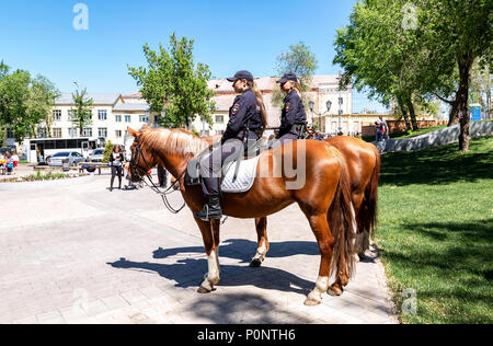Samara, Russland - 27. Mai 2018: Weibliche berittene Polizei auf Pferd zurück in die Stadt. Stockfoto