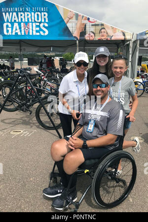 Us Special Operations Command's Army Master Sgt. George Vera, seine Frau, Angela und Töchter, Sydney, 19, und Isabella, 11, Stop für eine Familie Foto zwischen den Radfahren Zeitfahren und Straßenrennen Wettbewerbe während der Abteilung 2018 der Verteidigung Krieger Spiele in Colorado Springs, Colorado, 6. Juni 2018. (DoD Foto von Shannon Collins) Stockfoto